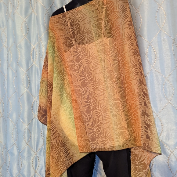DJT Floral Sheer Poncho Top - Picture 4 of 6